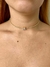 Colar Nobre com zircônias, em estilo choker, posicionado no pescoço de uma modelo com pele clara.