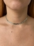 Choker Uni prateado exibido em um pescoço feminino, destacando seu design elegante.