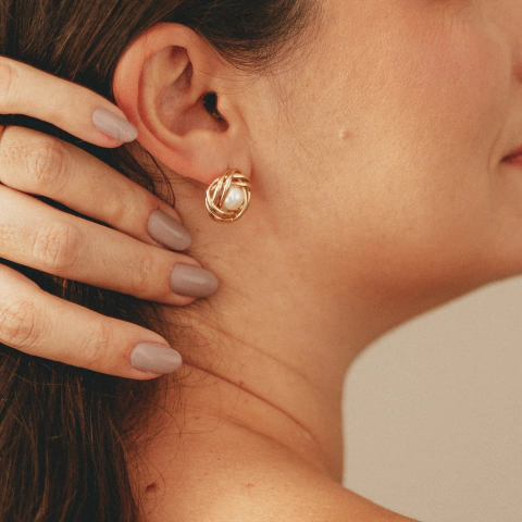 Brinco Ninho com Pérola Banhado a Ouro 18k - Elegância que Impressiona - comprar online