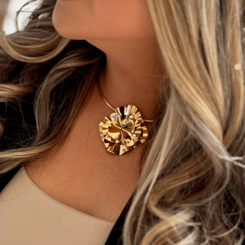 Choker Aro Rígido com Chapa Orgânica Banhada a Ouro 18k - Design Sofisticado - comprar online