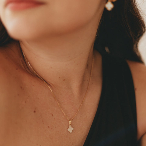 Colar Trevo Perolado em Ouro 18k - Símbolo de Estilo, Confiança e Feminilidade - comprar online