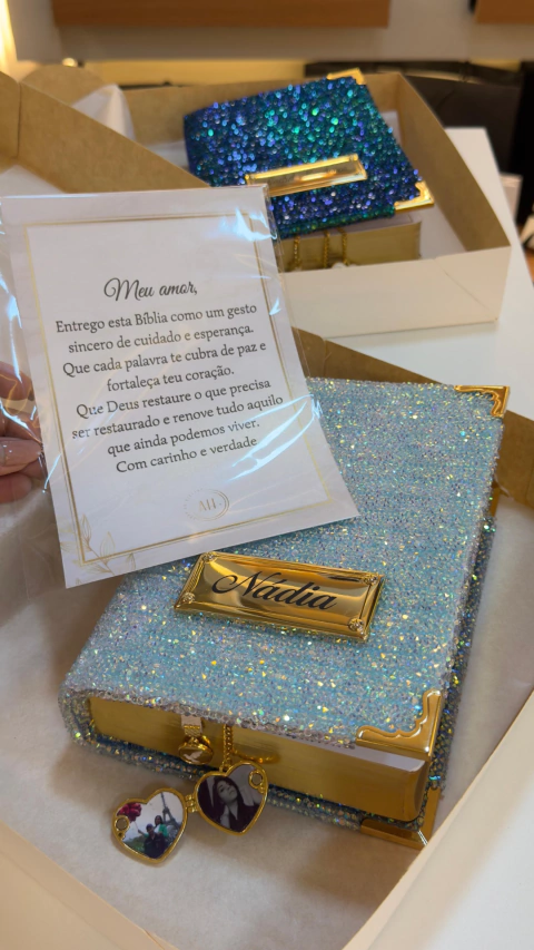 Bíblia Mar de Crystal ou Crystal Ônix com índice + placa com nome + Rélicario Coração com foto - SHOP AH 