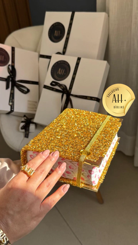 Bíblia + um lindo marcador de páginas + Elástico