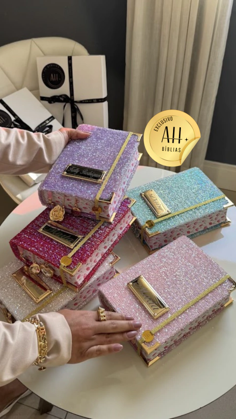 Bíblia + Placa com seu nome + marcador de páginas