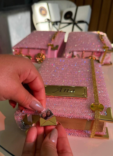 Bíblia em Pedrarias Crystal Rosa + Placa com seu nome + Marcador páginas Relicário Envelopinho com 2 fotos - comprar online