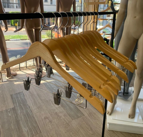 Caixa com 10 Cabides de Madeira c/Presilhas