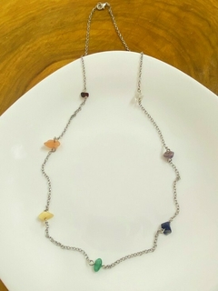 COLAR COMPRIDO CASCALHOS 7 CHAKRAS EM AÇO INOX - comprar online