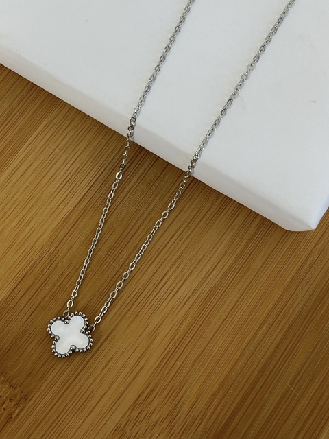 COLAR TREVO BRANCO PEROLADO EM AÇO INOX