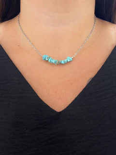COLAR CASCALHOS U HOWLITA TURQUESA EM AÇO INOX