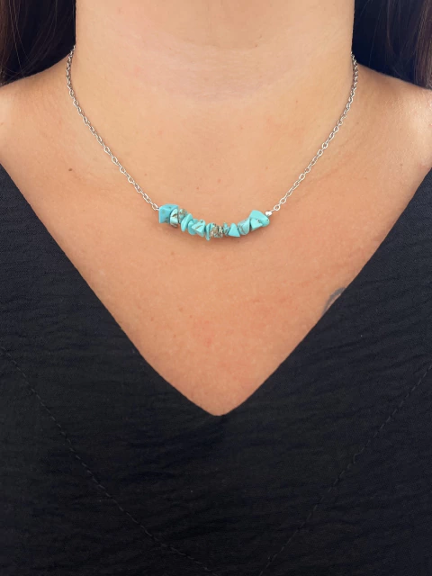 COLAR CASCALHOS U HOWLITA TURQUESA EM AÇO INOX