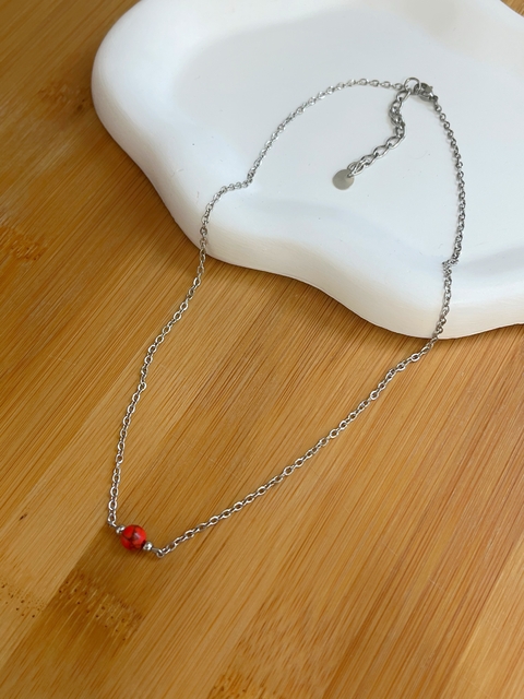 CHOKER BOLINHA HOWLITA VERMELHA EM AÇO INOX