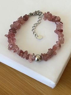 PULSEIRA CASCALHOS QUARTZO MORANGO COM BOLA EM AÇO INOX - comprar online