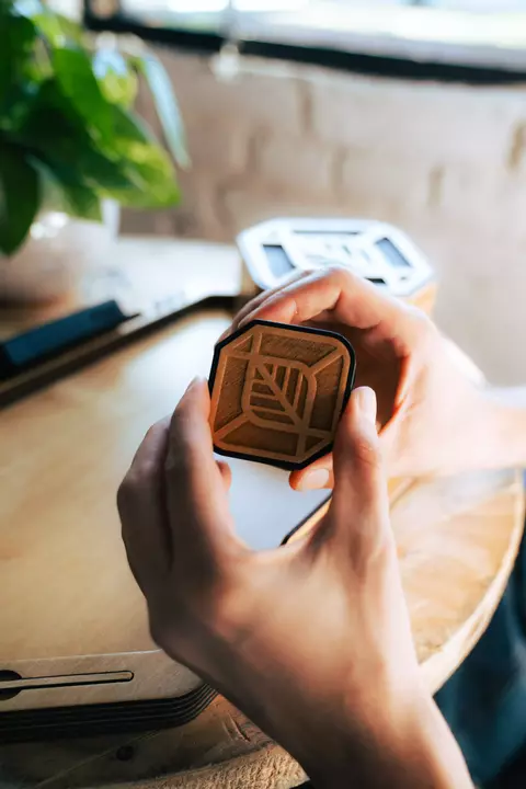 Picador de madera en manos de una persona, mostrando su diseño con el logo infree