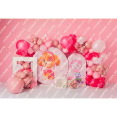 Fundo fotográfico infantil com balões em tons de rosa, apresentando personagens de desenho animado e elementos decorativos.
