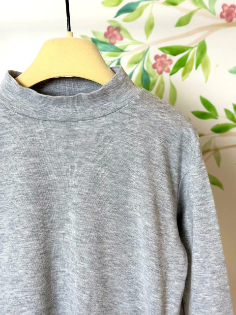 Blusa Básica de Malha com Gola Alta Suave