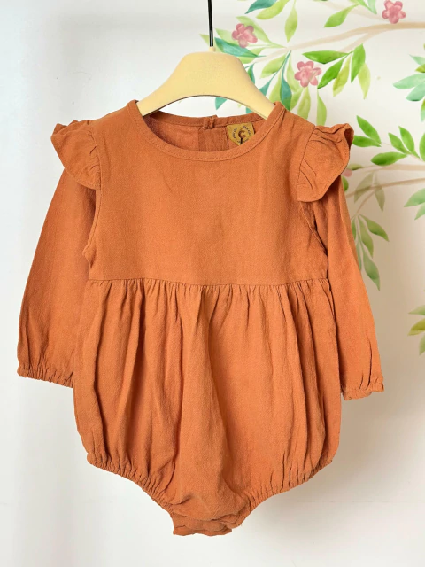 Vestido Jolie Ceci – Manga Longa Terracota com Babados