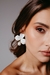 Brinco Orquídea esmaltada lisa com pérola barroca