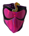 Llavero en forma de máscara de color rosa brillante con detalles en negro y un pequeño adorno en la parte superior.