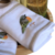 Toalha branca com faixa branca bordada pássaro verde - comprar online