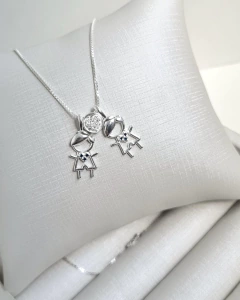 Colar filhos com separador coração cravejado na internet