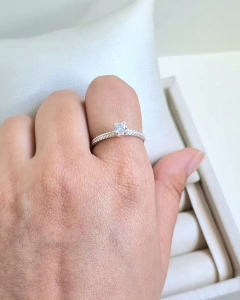 ANEL SOLITÁRIO EM PRATA 925 CRAVEJADO EM ZIRCÔNIAS CRISTAIS - comprar online