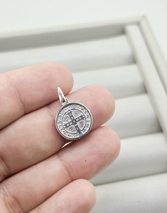 PINGENTE MEDALHA DE SÃO BENTO PRATA 925 - comprar online