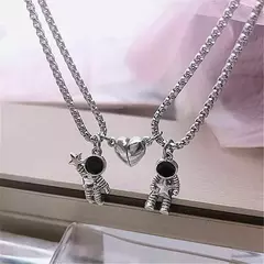 Collar Astronauta Magnetico Con Cajita De Regalo - Tienda Capricho