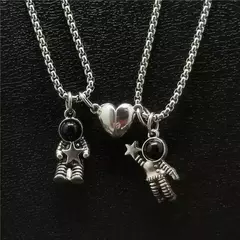 Imagen de Collar Astronauta Magnetico Con Cajita De Regalo
