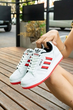 Imagen de PROMO MILLONARIA-ZAPATILLAS ADIDAS DE RIVER + CAMISETA TITULAR + CAMISETA TRICOLOR 2025