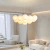 Lámpara Moderna de 19 Luces en Vidrio Blanco y Acabado Dorado en internet