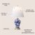 Lámpara de Mesa Chinoiserie en Cerámica Azul con Pantalla de Algodón - 61 cm - Lux Home México 