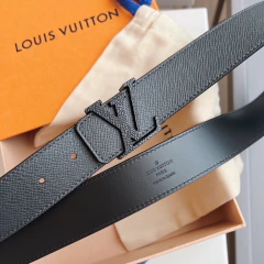 Cinto Louis Vuitton com fivela LV - comprar online