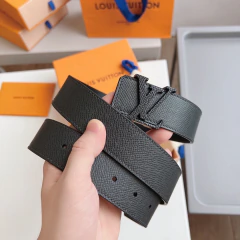 Cinto Louis Vuitton com fivela LV
