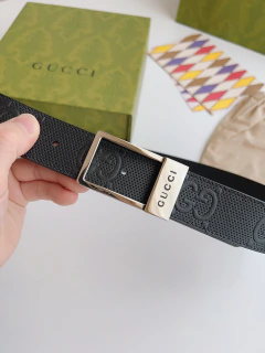 Cinto Gucci com fivela metálica na internet