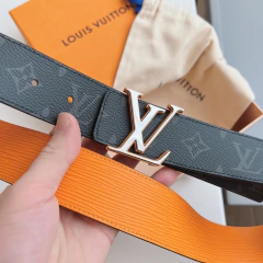 Cinto Louis Vuitton com fivela LV na internet