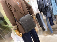 Bolsa transversal masculina quadriculada Louis Vuitton - comprar online