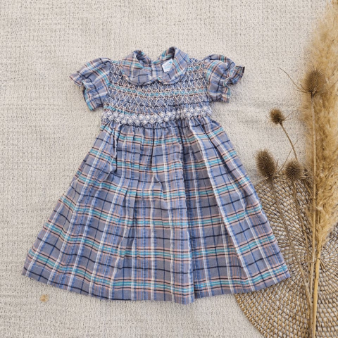 Vestido infantil Josefina Punto Smock con diseño a cuadros en tonos azul, rosa y beige, con manga corta y detalle smock en el pecho