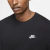 Close-up de um homem usando uma camiseta preta com o logotipo da Nike em branco.