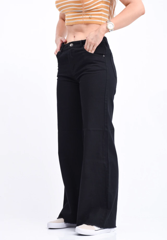 Jean Wide Leg Negro estático localizado en internet