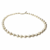 Collar Lydia de perlas con detalles dorados, ideal para ocasiones especiales.