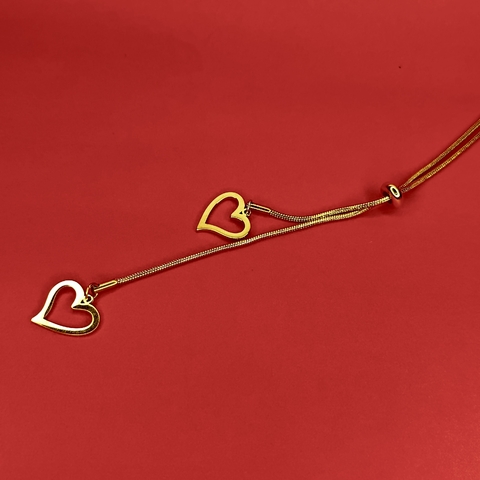Collar con diseño de corazones en color dorado.