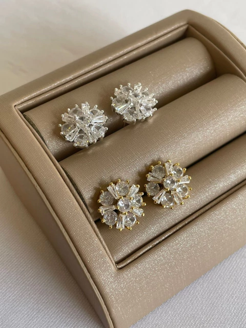 BRINCO ZIRCÔNIA TRIÂNGULO COM REDONDO FLOR 1,2CM (FO) 29712 - comprar online