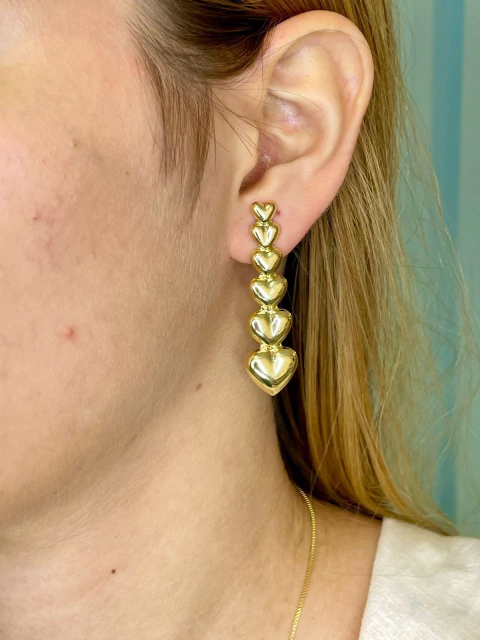 BRINCO CORAÇOES VERTICAIS 4,8 CM FOLHEADO -27979 - comprar online