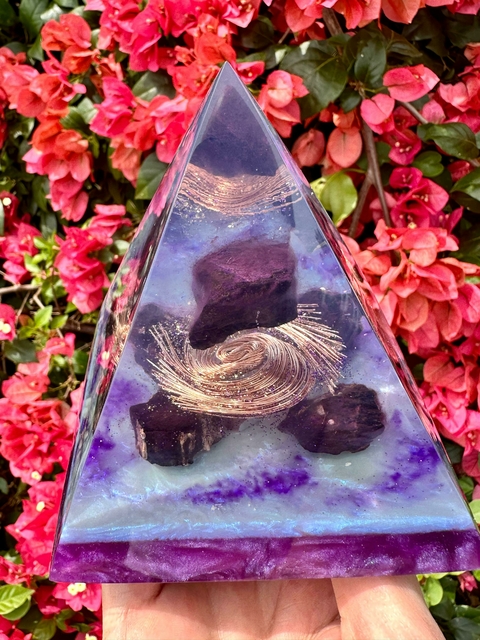 Pirâmide Orgonite Média Purpurita