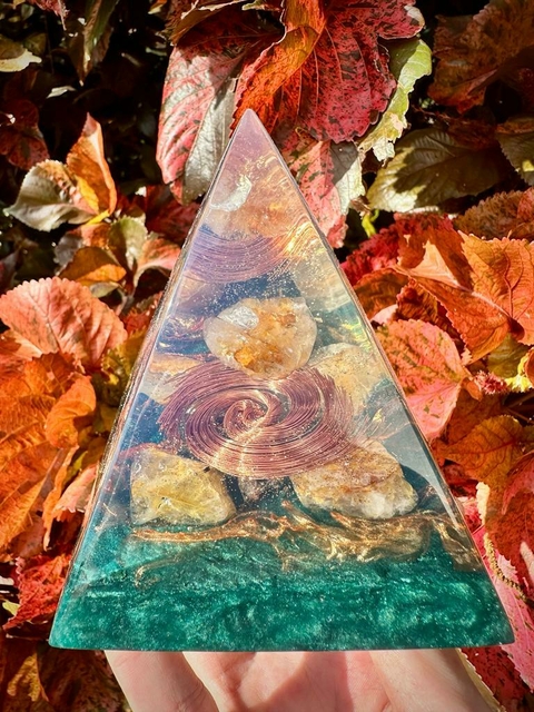Pirâmide Orgonite M Quartzo Hematóide
