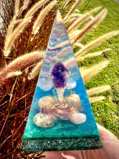 Pirâmide Orgonite Nubia P Ametista - comprar online