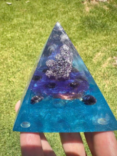 Pirâmide Orgonite Castelo de Cristal Ametista P - Orgonite Lux
