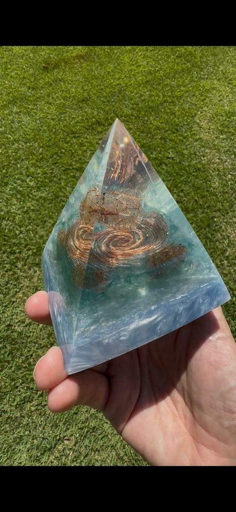 Pirâmide Orgonite Quartzo Rutilado Vermelho