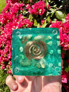 Pirâmide Orgonite P Castelo De Quartzo Verde - comprar online