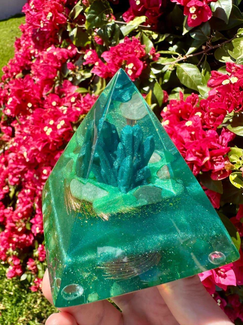 Pirâmide Orgonite P Castelo De Quartzo Verde